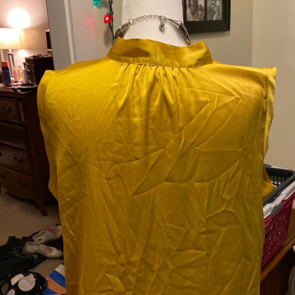 Beautiful gold silk blouse. - Picture 2 of 3